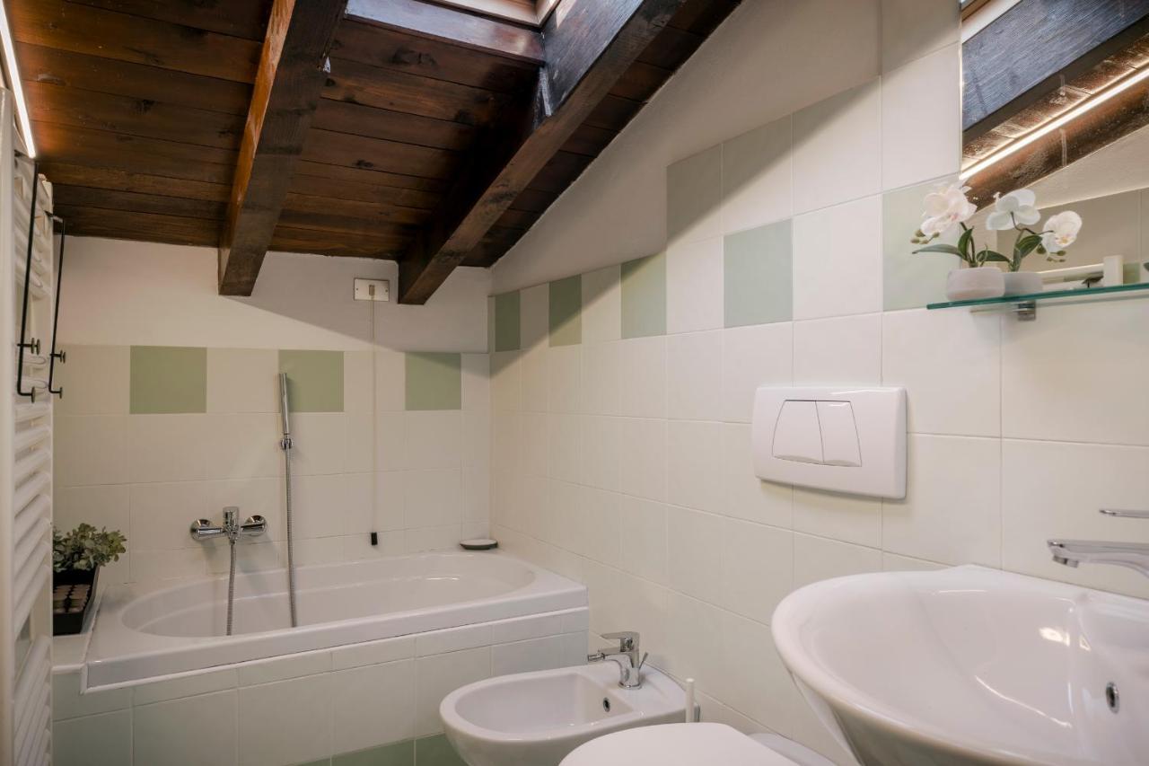 Lovely Mansard Iseo Portelle Holiday With Private Parking And Bike Storage Exterior photo