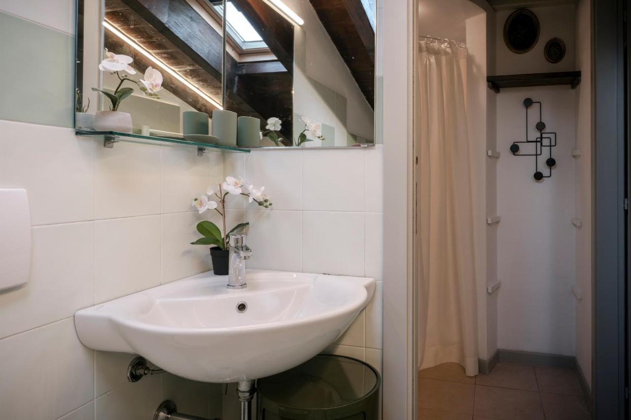Lovely Mansard Iseo Portelle Holiday With Private Parking And Bike Storage Exterior photo